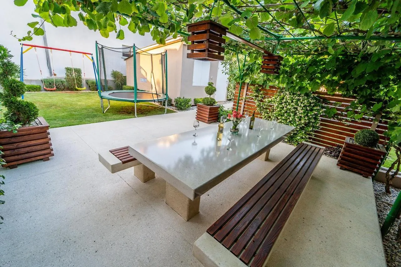Apartment Suncica Pula 0*,