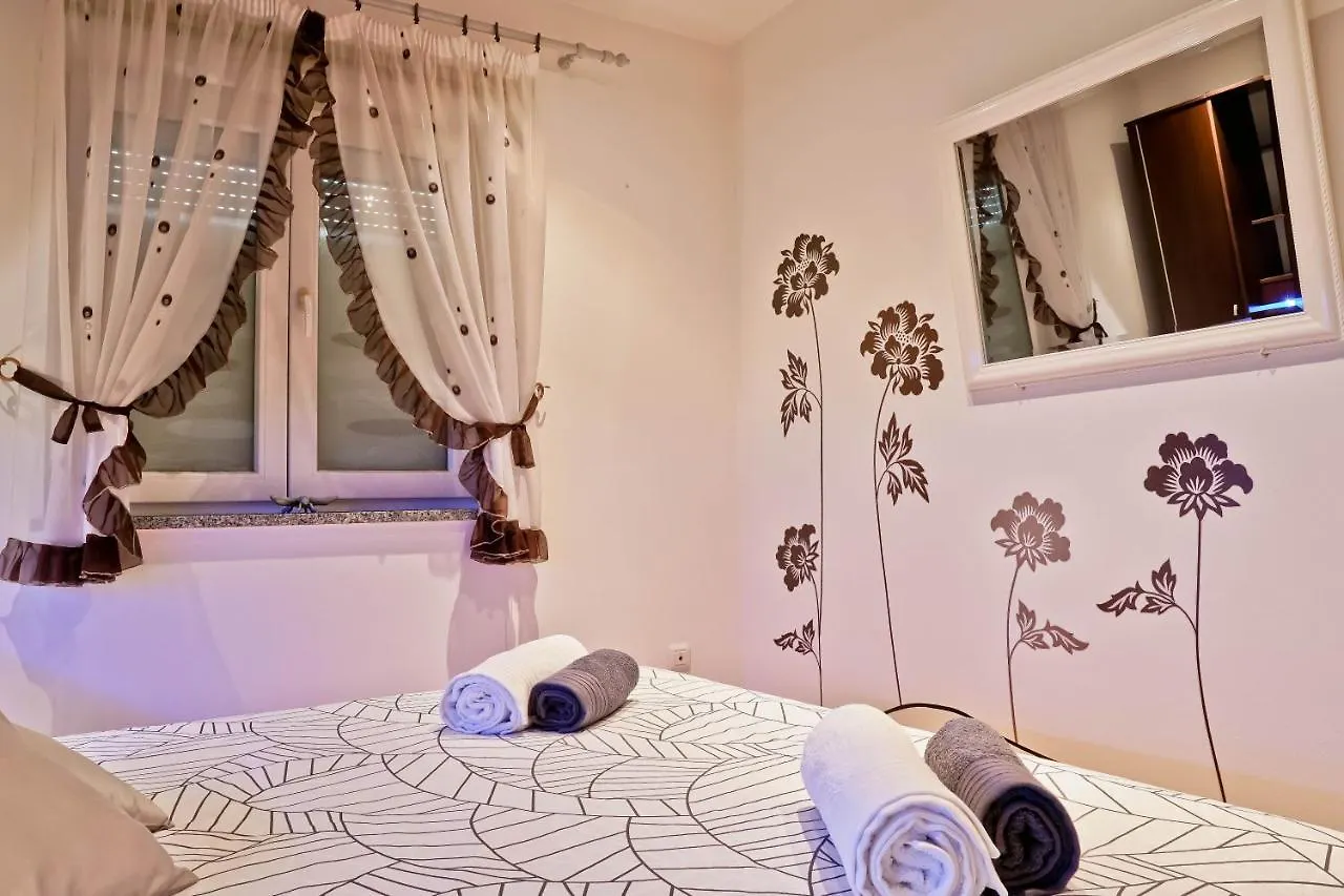 Apartment Suncica Pula 0*,
